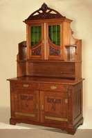 Jugendstil-Aufsatzbuffet, deutsch, um 1900, Korpus Weichholz/Hartholz, Nußbaum furniert, Lisenen gerieft, oben mit Traubenschnitzerei, ...