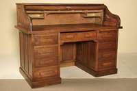 Rollbüro, England, um 1910, Eiche massiv, sparsam furniert, gerader Korpus mit allseitiggerahmten Füllungen, Schubladenfront kassettiert, unter der ...