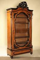 Vitrinenschrank, Holland, um 1850/60, Wilhelm III, Korpus Eiche, helles Nußbaumfurnier, Krone und sonstiges Schnitzwerk ebonisiert, auf gedrückten ...