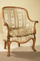 Louis-Philippe-Sessel, deutsch, um 1850/60, Nußbaum massiv, auf gebogenen Beinen, Zarge stark gewölbt, Arm- und Rückenlehne stark gebogen, Sessel ...