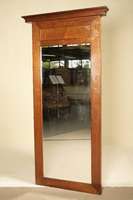 Stand- oder Hängespiegel, deutsch, um 1820, Biedermeier, Mahagoni, z.T. furniert, oben eingelassene Füllung, dies wohl um 1910 erneuert, Rückwand ...