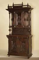 Aufsatzbuffet, Belgien, um 1870/80, Nußbaum massiv, Fußleiste 4-fach profiliert, Lisenen mit vorgesetzten Vollsäulen, gedrechselt, Türfüllungen ...