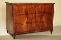 Kommode, deutsch, um 1820, Korpus Weichholz, Mahagoni furniert, dickes Sägefurnier, durchgehendes Furnierbild, auf konischen Spitzbeinen, Deckplatte ...