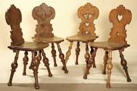 Vier Bauernstühle, um 1900, in Tiroler Art, sogenannte Brettstühle, Eiche massiv, drei Stühle im gleichen Design, Rückenlehne in ...