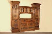 Hochherrschaftliches Vielzweckmöbel, wohl Karlsruhe, um 1900, Jugendstil, Eiche massiv, Eichefurnier, 3-teilig, li. u. re. Resalite, Front durch 4 ...