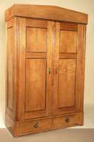 Jugendstilschrank, süddeutsch, um 1905/10, auf Rahmen gearbeitet, Korpus WH, Kirschbaum- und Kirschbaumwurzelfurnier, z.T. gespiegelt verlegt, 2x ...