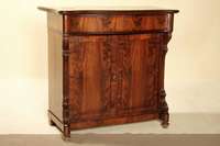 Konsolenschrank, deutsch, um 1860, Korpus Weichholz/Hartholz, Pyramidenmahagonifurnier gespiegelt bzw. doppelt gespiegelt verlegt, Front z.T. auf ...
