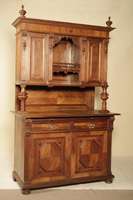 Aufsatzschrank, deutsch, um 1900, Korpus WH/HH, Wurzelnußfurnier gespiegelt bzw. 2x gespiegelt verlegt, aufgelegte 8-eckige Kissen mit gesp. ...