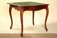 Spieltisch, deutsch, um 1860, Korpus Weichholz bzw. Nußbaum massiv, Zarge und Beine geschweift und doppelt gerillt, außerordentlich elegant, ...