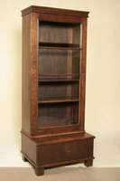 Bücher- bzw. Vitrinenschrank, deutsch/wohl Berlin, um 1920, Korpus Weicholz/Hartholz, Eichefurnier, aufgelegte Zierleisten, diese doppelt getreppt, ...