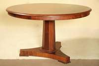 Clubtisch, Fußteil um 1820/30, Kirschbaumfurnier, Säule 8-eckige, Platte aus der Zeit, Deckplatte neu furniert, Fuß alt belassen, bestoßen, ...