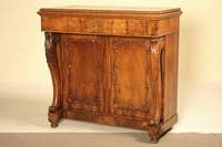 Konsolenschrank, deutsch/wohl Mannheim, um 1835, Korpus Weichholz und Nußbaum massiv, Wurzelnußfurnier gespiegelt verlegt, Abedeckplatte mit ...