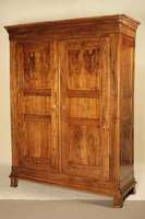 Biedermeierschrank, Raum Speyer/Neustadt, um 1830/40, Nußbaum massiv, auf Rahmen gearbeitet, Kopf u. Fuß herauskrakend, teilrest., Beschl. a.d. ...