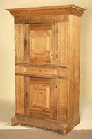 Bauernschrank, Nordhessen, nach Vorbild von 1750, Eiche massiv, Front z.T. auf Rahmen gearbeitet, Flachschnitzereien a.d. Vollholz, Rosetten u. ...