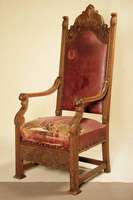 Prunkstuhlsessel, deutsch, um 1800, Nußbaum massiv, meisterliche Bildhauerarbeit, feine Qualität, Frontalteil in sich übergehend, 2x Rocaillen, ...