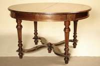 Ausziehtisch, deutsch, um 1890/1900, Nußbaum massiv, Nußbaumfurnier, dunkel gebeizt, reiche Drechselarbeit, Beine in sich verschränkt u. 2- bzw. ...
