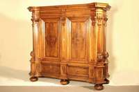 Prunkschrank, Raum Mainz/Frankfurt, um 1700,Korpus Eiche massiv, innen wenige Teile WH, wohl sek., Korpus leicht geschweift, Ecken 2x vorkrakend u. ...