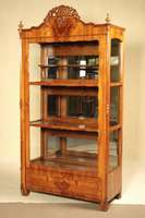 Ziervitrine, Raum Dresden, um 1835/40, Korpus WH, Kirschbaumfurnier, z.T. Kirschbaum massiv, sog. Brezelrahmen, Ecken abgeplattet mit aufgelegten ...