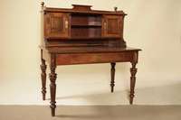 Aufsatzschreibtisch, deutsch, um 1880/1910, Aufsatzteil später dazugearbeitet, Korpus WH/HH, Nußbaum- bzw. Wurzelnußfurnier z.T. gesp. verlegt, ...
