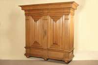 Früher Barock-Kissenschrank, Frankfurt/Mainz, um 1700/10, starker Wellenformeinschlag, Front u. Seiten Eiche massiv, Lisenen mit aufgesetzten ...