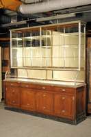 Große Schauvitrine für Kopfputz und Accessoires, deutsch, um 1900/10, Eiche massiv, komplett auf Rahmen gearbeitet, Oberteil Metallrahmen, wohl ...
