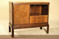 Vielzweckschränkchen, deutsch, um 1930, Korpus HH/WH, kaukasisch Nußbaum 2x gespiegelt verlegt, wohl Hallermöbel a.d. Zeit, meisterliche ...