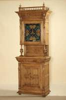 Vielzweckschrank, Holland, um 1890/1900, Eiche massiv, 3-teilig, Oberteil verglast mit buntem Bleiglas, Lisenen mit Akanthusblättern, Maskaron und ...