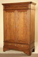 Kleiderschrank, mittel- bzw. norddeutsch, um 1835/40, Front auf Rahmen gearbeitet, Eiche massiv, sogen. Brezelfüllungen, z.T. ausgesuchtes Kernholz, ...