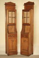 2 Pfeilervitrinen, wohl Karlsruhe, um 1905/10, Eiche massiv, Eichefurnier, Front auf Rahmen gearbeitet, facettierts Glas, Beschläge sek., integr. ...