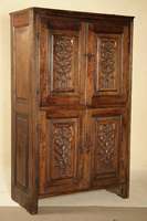 Sog. Doppelschrank, um 1880/90, nach gothischem Vorbild, Eiche massiv, Front u. Seiten auf Rahmen gearbeitet, Inlets a.d. Vollholz geschnitzt mit ...