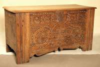 Stollentruhe, deutsch, um 1660/80, wohl aus Kirche für Kleider, Schnitzereien in Kreuz und Leuchterform, Kreiszeichen als Vater, Sohn und Heiliger ...