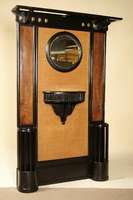 Garderobe, deutsch, um 1910, nach Wiener Vorbild, Korpus Weichholz, Nußbaumfurnier, z.T. gespiegelt verlegt, Mittelteil mit feinem Rohrgeflecht, ...