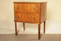 Biedermeierstilkommode, um 1900, 2-schübig, aus Holzteilen von 1820 kleineres Möbel gefertigt, Korpus WH, Pflaume- u. Kirschbaumfurnier, 2x ...