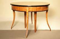 Biedermeier-Ausziehtisch, süddeutsch, um 1820, Korpus WH, Kirschbaum massiv, dickes Kirschbaumsägefurnier, Beine geschweift mit leicht abgesetztem ...