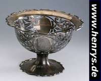 Zierschale, England Sheffield 1908, 925er Silber, Meistermarke Walker & Hall, Wandung mit reicher Durchbrucharbeit, gesägt, 2 Medaillons 1 x mit ...