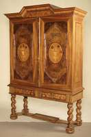 Stollenschrank, Holland, um 1750/60, Korpus WH/Eiche massiv z.T. Nußbaum massiv, reiche Drechselarbeit, Beine verschränkt, Wurzelnußfurnier quer ...