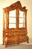 Holländischer Vitrinenschrank, sogenannter Prahlhans, nach dem Vorbild von 1770/80, Korpus Weichholz/Hartholz, Unterteil bombiert,oberer Teil ...