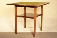Spieltisch, wohl England, um 1930, Nußbaum massiv, Nußbaumfurnier Nußbaumfurnier gesp. verlegt, sog. Etagentisch, Platte 4-fach aufklapp- u. ...
