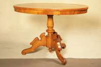 Ovaler Tisch, deutsch, um 1860, Esche massiv, auf gedrechselten Beinen, Fuß 3-fach ausladend, Platte mit gespiegeltem Eschefurnier ausgelegt, l. ...