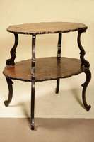 Etagere, um 1870, im Stil von Nancy, Pappel u. WH, vier übergreifende Beine, diese 4-fach geschweift, Platten z.T. mit erhabener Malerei, asym. ...