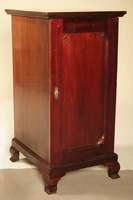 Pfeilerschrank, England, um 1900/10, Mahagoni massiv, Mahagonifurnier, z.T. rot gebeizt, Front auf Rahmen gearbeitet, Zierleisten 2x getreppt, Füße ...