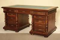 Partnerschreibtisch, norddeutsch/Holland, um 1890/1900, Korpus Weichholz/Hartholz, Nußbaumfurnier, z.T. gespiegelt verlegt, Inlets mit aufgesetzten ...