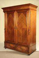 Kleiderschrank, deutsch, um 1890, Korpus WH, Front auf Rahmen gearbeitet, Nußbaumfurnier 4-fach gespiegelt verlegt, freistehende Ziersäulen, ...