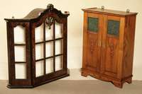 Hängevitrine, Holland, um 1960, Korpus Tischlerplatte, mit ausgesuchtem Wurzelholzfurnier, doppelt gebogen, Front mit aufgelegter Versprossung, ...