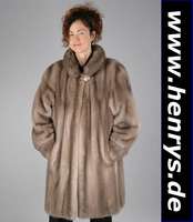 Braungraue Nerzlongjacke, Gr. ca. 38/40, Felle längsverarbeitet, Innenlabel Saga Mink, braunes Innenfutter, Kragen mit Zierknopf, 2 seitl. ...