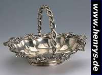 Anbietschale, deutsch um 1835/45, 12-lötig, Weintrauben- und Weinlaubdekor, mittig Namenszug Cecilia, geflochtener Henkel umklappbar, ca. 615 g, ...