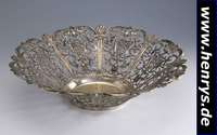 Große Anbietschale, Hanau um 1900, 800er Silber, reine Sägearbeit, punziert, ca. 785 g,H ca. 10 cm, D ca. 38 cm