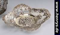 Anbietschale, Hanau um 1880, Silber gepr., mittig Puttenszenerie mit Früchten, Rand mit Durchbrucharbeit, Weintraubendekor, ca. 3 x 25 x 18 cm