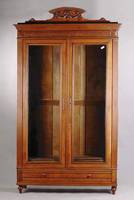 Bücherschrank, Nordfrankreich, um 1880, Eiche massiv, Sockelschub, 2-türig m.facett. Glaseinsätzen, 3 Einlegeböden, kannelierte Lisenen, 3-fach ...