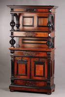 Etagerenschrank, mitteldeutsch, um 1870/80, Korpus Hart/Weichholz, Wurzelnußfurnier, gespiegelt bzw.doppelt gespiegelt verlegt, z.T.auf Rahmen ...